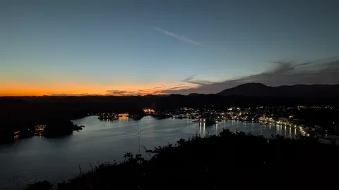 夕暮れと水面の灯り