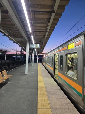 夕暮れ時の電車待ち、幻想的な旅の始まり