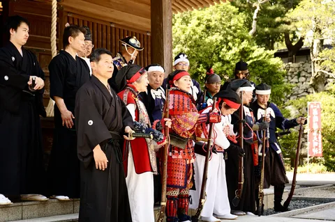 武装が並ぶ静かな午後