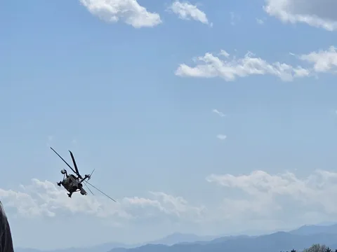 空駆ける翼、山並み越えて