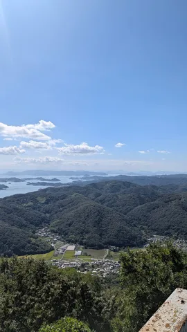 青と山が紡ぐ穏やかな景色