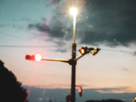 雨粒越しの信号、ノスタルジックな空
