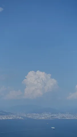 海と雲と街の輪郭