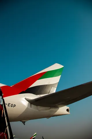 青空に映える飛行機の尾翼