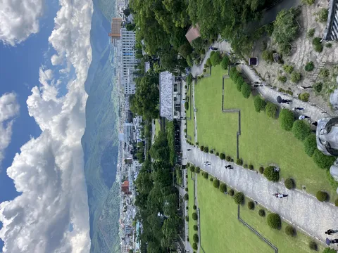 山裾に広がる町と空