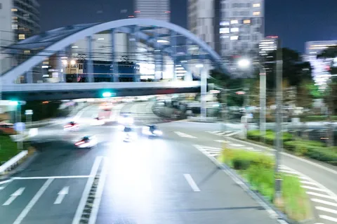 夜景を駆け抜ける光の軌跡
