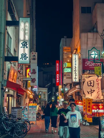 ネオン輝く日本の夜道