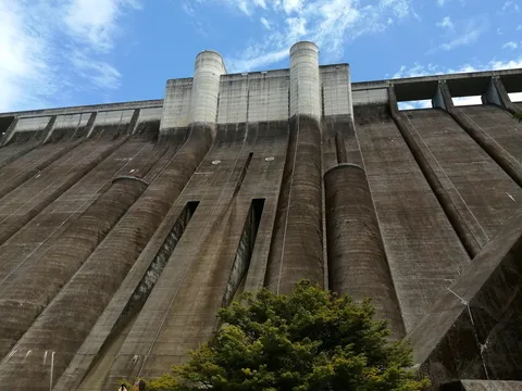 巨像の静かな水守り