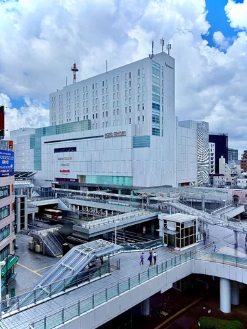 駅前感満載！未来都市のような歩道橋