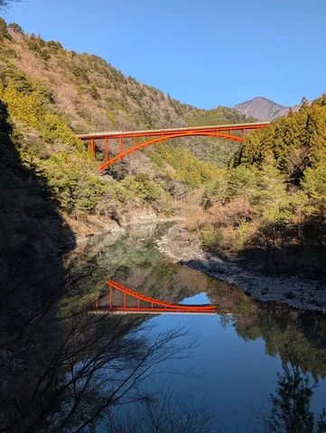 水鏡に映る赤い橋