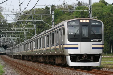 銀色の列車と静かな線路