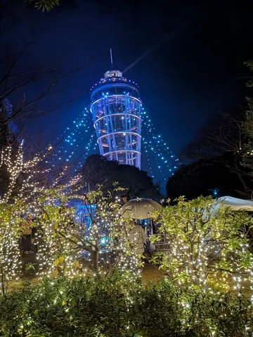 夜空にそびえる光の螺旋