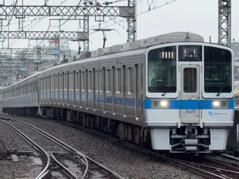 光を浴びるブルーの列車
