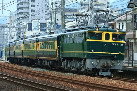 緑と黄色のレトロな機関車