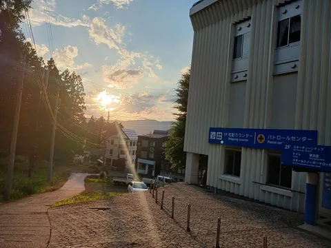 夕陽と石畳の街の記憶