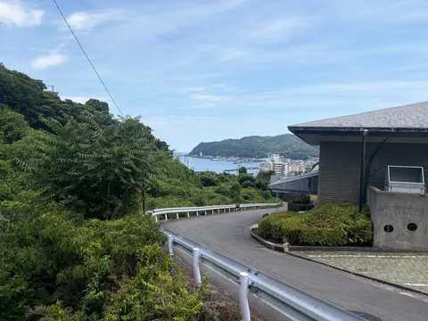 坂道と海の視線