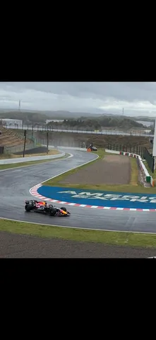 雨のサーキット、疾走するマシン