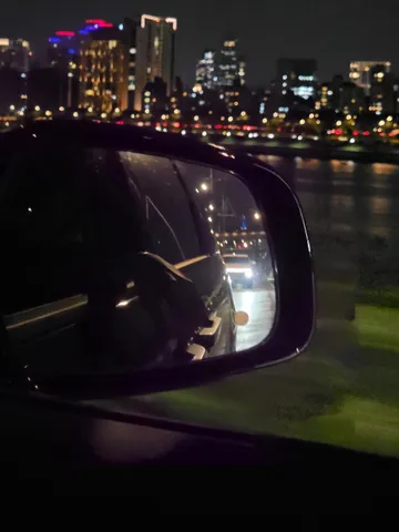 ミラー越しに映る夜景の風景