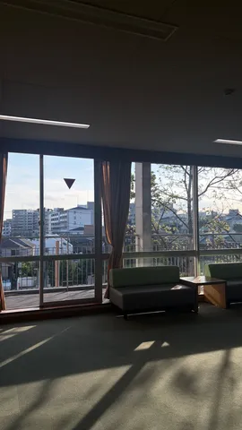 午後の光と窓の外の景色