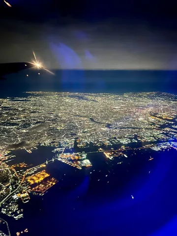 煌めく都市と海、夜景の海路