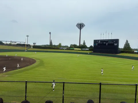 昼下がりの球場の風景