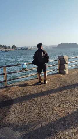 風を感じる海辺の一歩