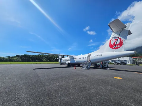滑走路に佇む、空へ旅立つ瞬間