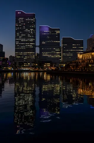 水鏡に映る都会の夜景