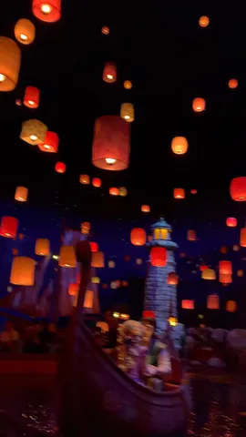 空を染める灯籠の夜景