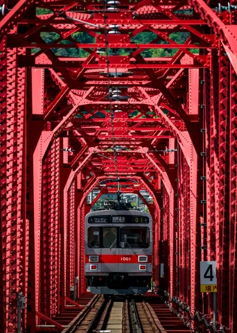 真紅の鉄橋を行く列車