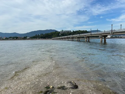 青空と橋、水辺の風景