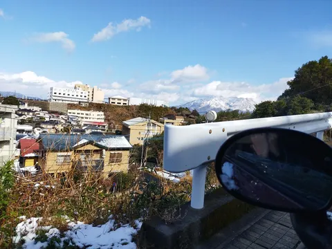 冬空と山、街並みのコントラスト