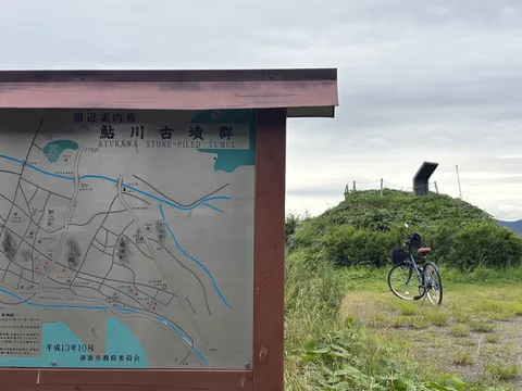古き道標と現代の足