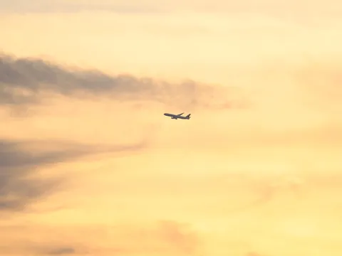 夕焼け空を飛ぶ飛行機