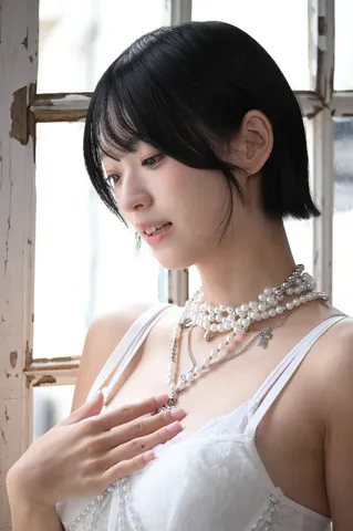 窓辺に寄り添う真珠のきらめき