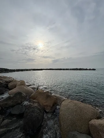 静寂を映す波打ち際の石たち