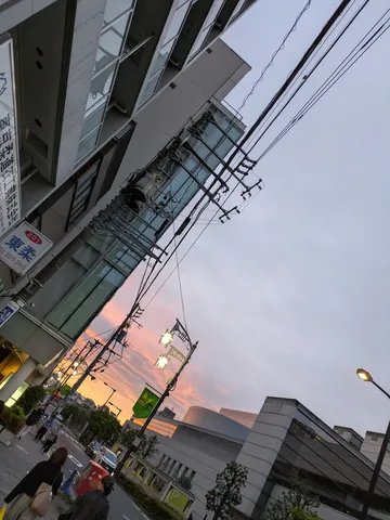夕焼け空と都会の夜景