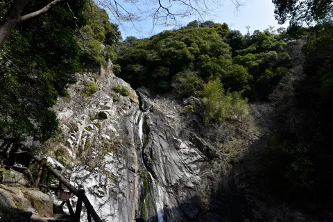 滝と岩肌に秘められた物語