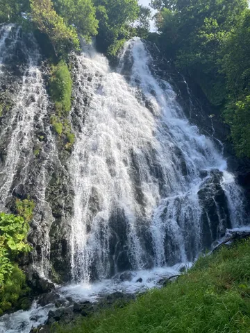 緑に抱かれる白糸の滝