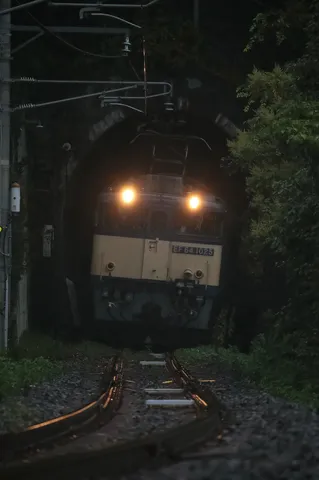 闇を抜ける灯の軌跡