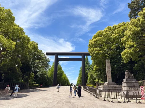 青空と緑、悠然と佇む大鳥居