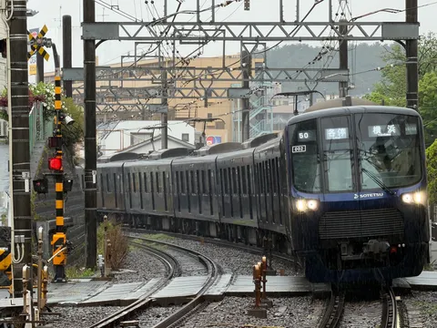 雨の軌道を駆け抜ける列車
