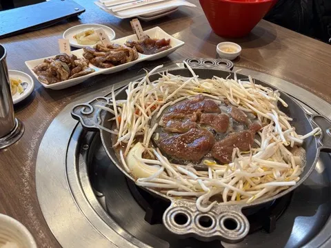 ジュージュー焼肉とモヤシの山