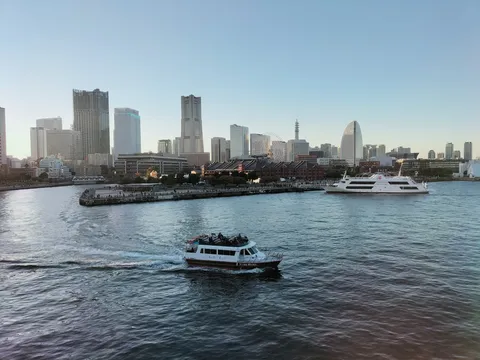 水辺に広がる穏やかな都市景