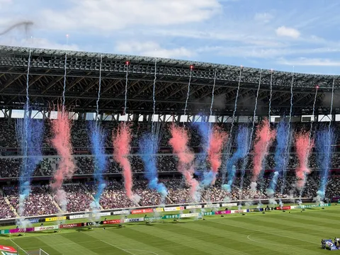スタジアムを彩る空色の祝福