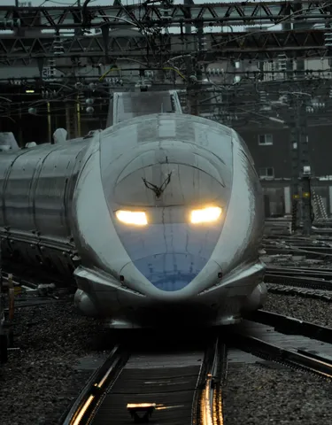 鉄路を照らす疾走の光