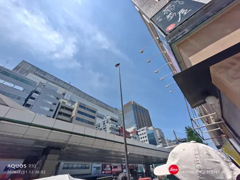 高層ビルと青空、見上げる日常