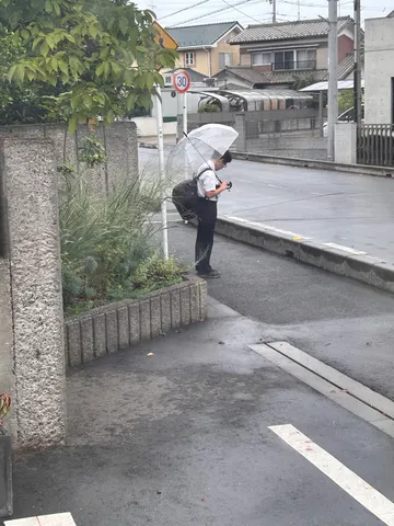 雨上がりの街角にて