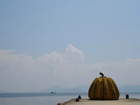 海辺の黄色いカボチャと青い空