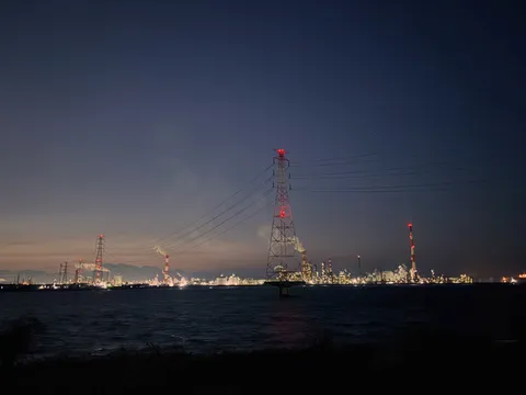 海辺の夜空と赤い光柱